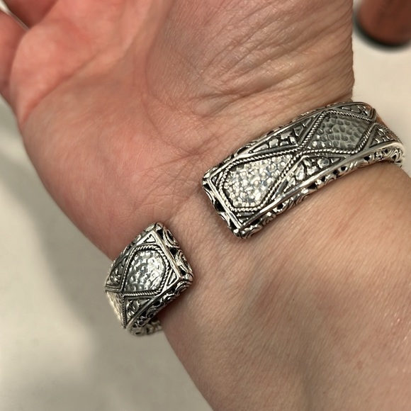 SARDA Sterling Silver Cuff Bracelet with 8mm white pearl - Picture 6 of 10